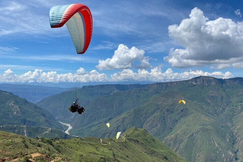 Chicamocha Means silver river in Guane language (Main tribe of the region in the times of the conquest)

In this case we will fly over this famous silver river, with one of the best paragliding flight