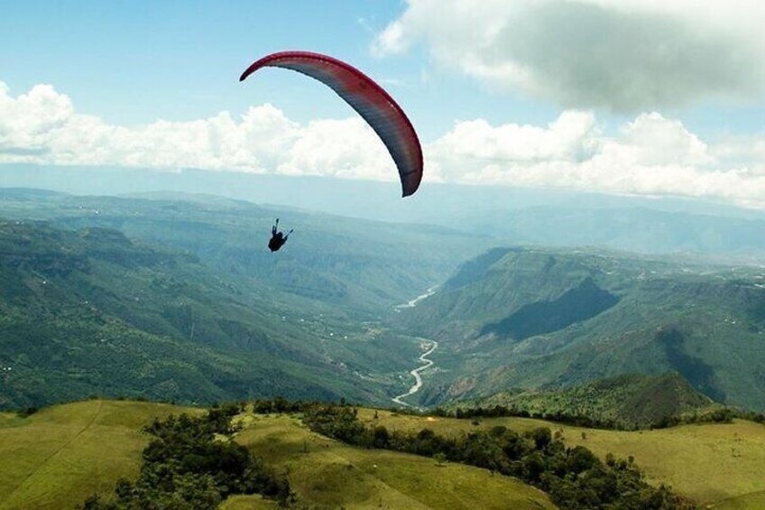 Chicamocha Means silver river in Guane language (Main tribe of the region in the times of the conquest)

In this case we will fly over this famous silver river, with one of the best paragliding flight