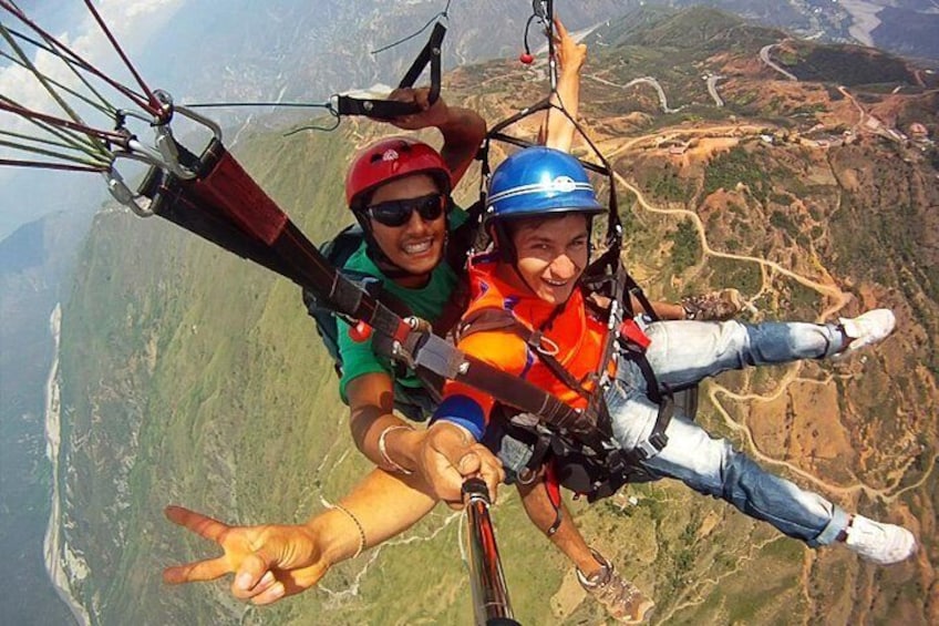 Undoubtedly one of the best scenarios for paragliding in South America is the Chicamocha Canyon, for its impressive view and the experience of our Colombian pilots.