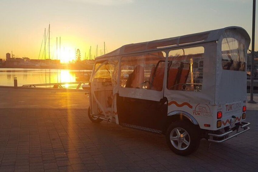 Discover València on TukTuk