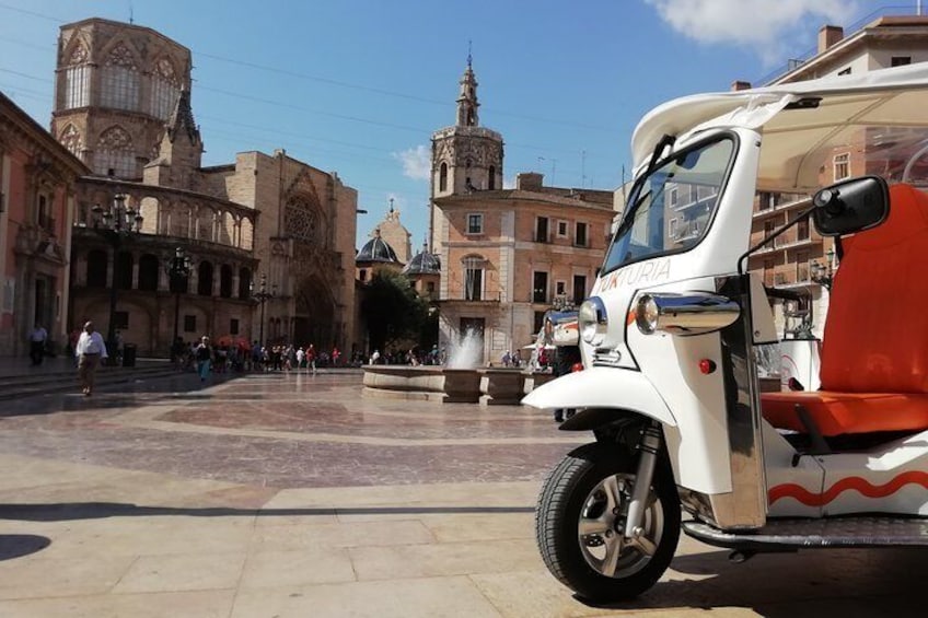 Discover the Plaza de la Virgen with Tuk Turia