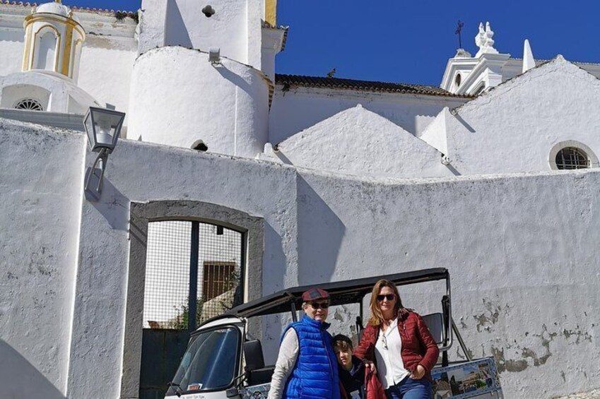 Another happy family with the tour around the city of Tavira.