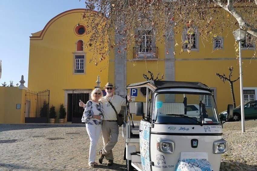 Portrait of our customers with the Convento da Graça as a backdrop.