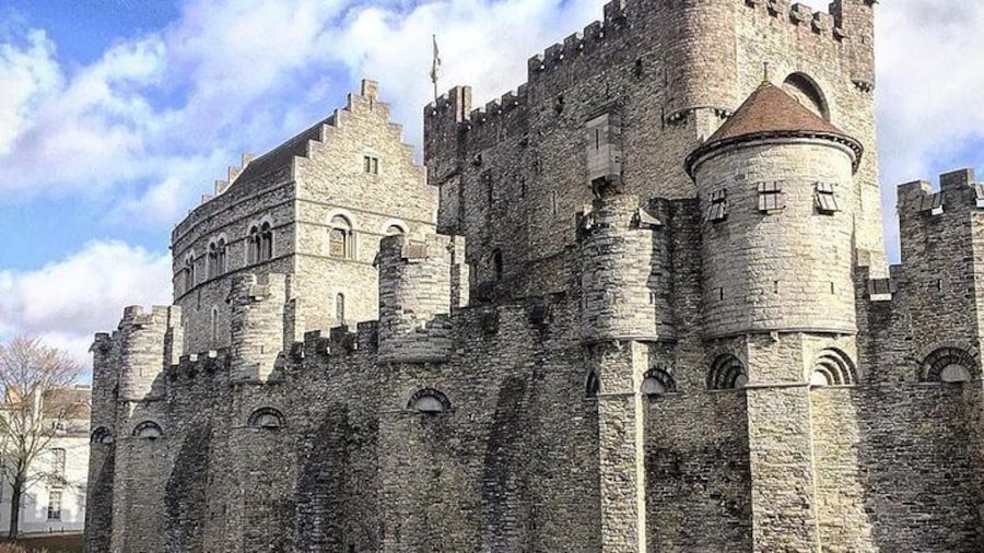 Guides together enjoy the splendor of Ghent: the Gravensteen.