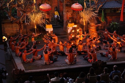 Spectacle de danse traditionnelle balinaise en soirée