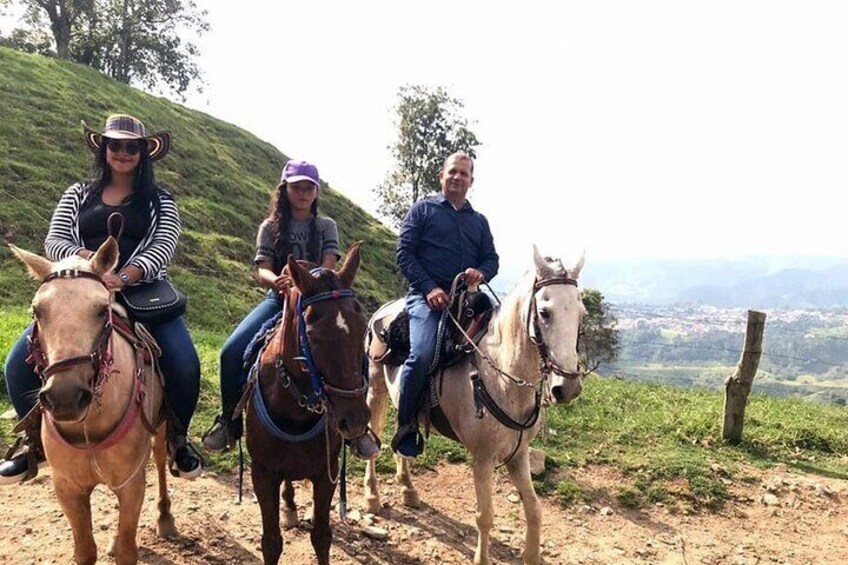 Horseback riding to the viewpoints and the Sestillal waterfall in Salento