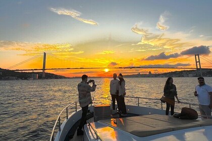Croisière de 2,5 heures sur le Bosphore au coucher du soleil sur un yacht d...