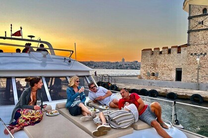 Crociera in yacht al tramonto sul Bosforo con snack e guida dal vivo