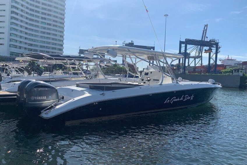 Boat rental 41 feet to go to the Rosario Islands