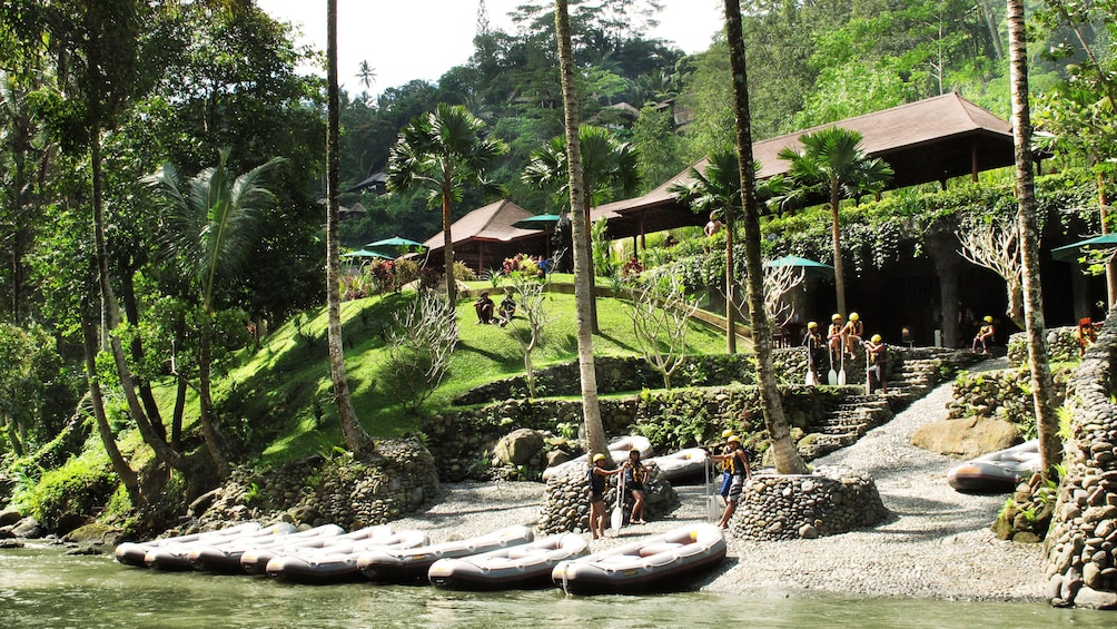 正在顯示第 4 張相片,共 5 張。 Water rafts docked on land in Bali