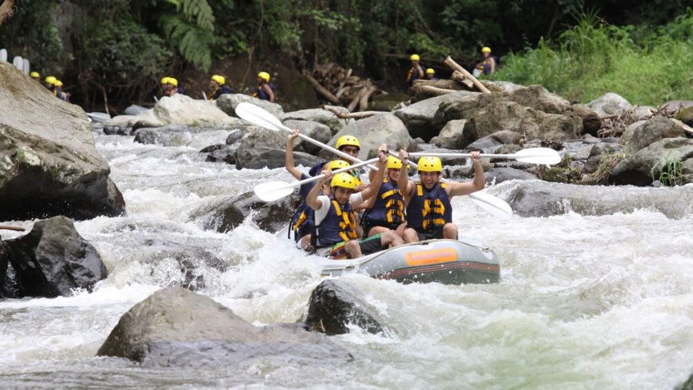 正在顯示第 3 張相片,共 5 張。 White water rafters cruising on weak current in Bali