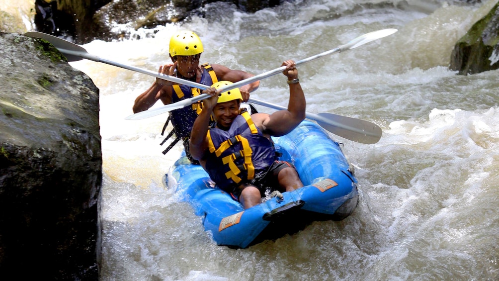 正在顯示第 1 張相片,共 5 張。 Rafters racing down a river in Bali