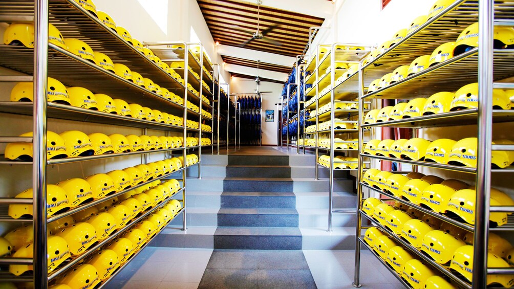正在顯示第 2 張相片,共 5 張。 Rows of helmets for kayaking in Bali