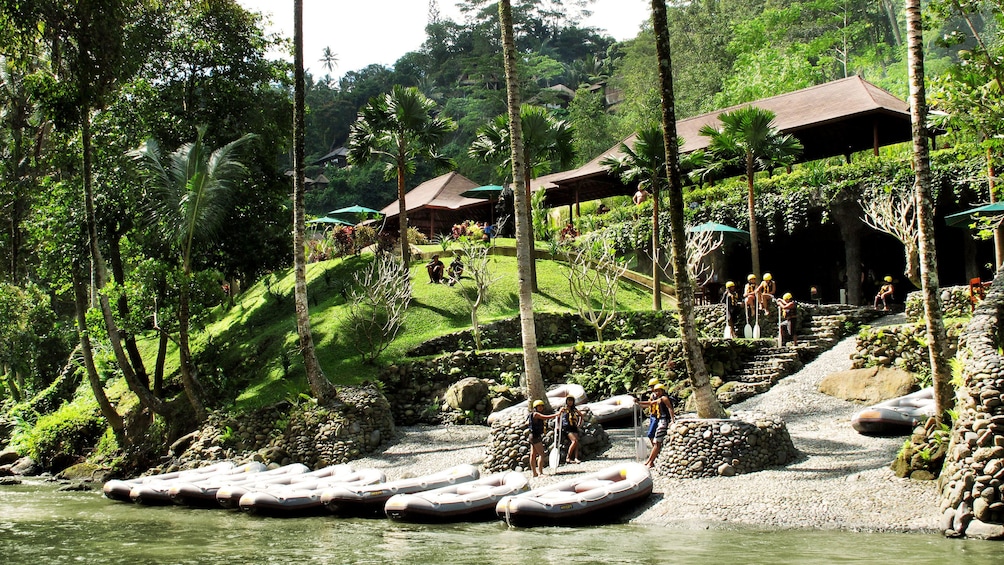 正在顯示第 3 張相片,共 5 張。 Rafts on the shore of a river in Bali