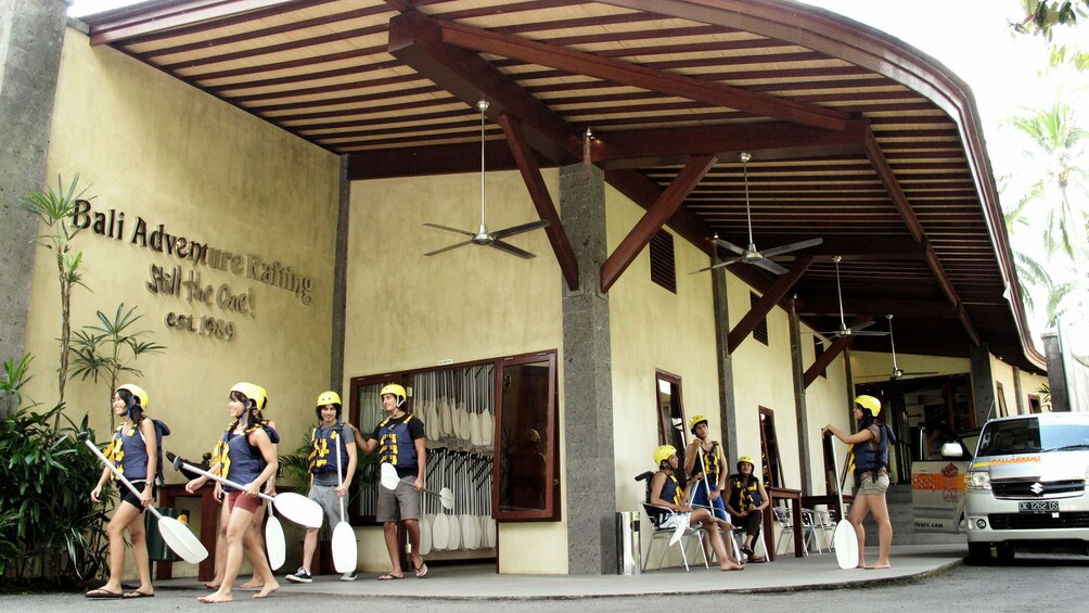 正在顯示第 5 張相片,共 5 張。 Rafters geared up and on their way to the river