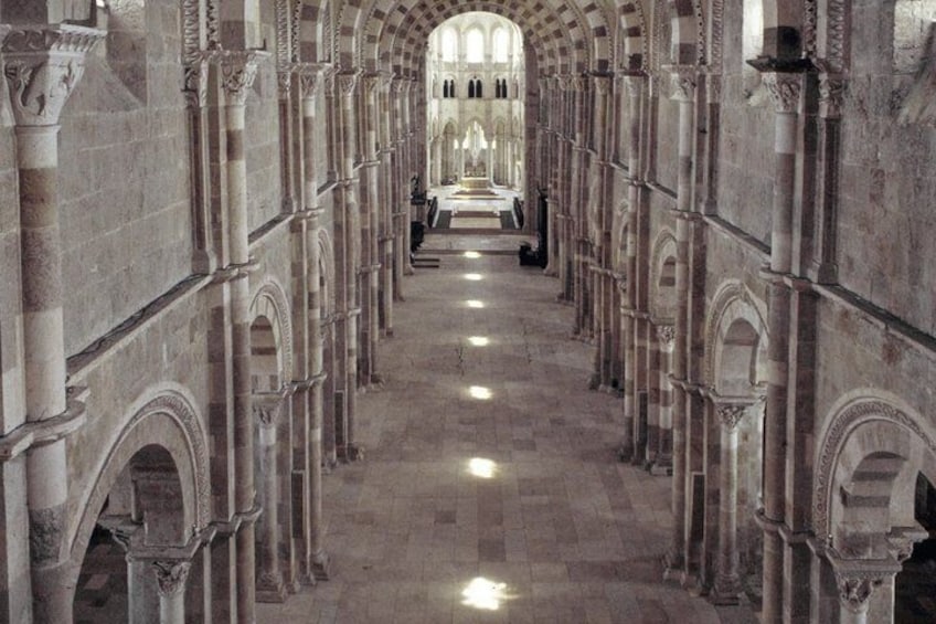 Walk in the Luimère of the summer solstice in the basilica of Vézelay