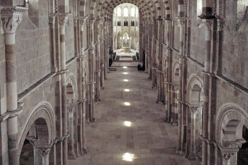 Walk in the Luimère of the summer solstice in the basilica of Vézelay