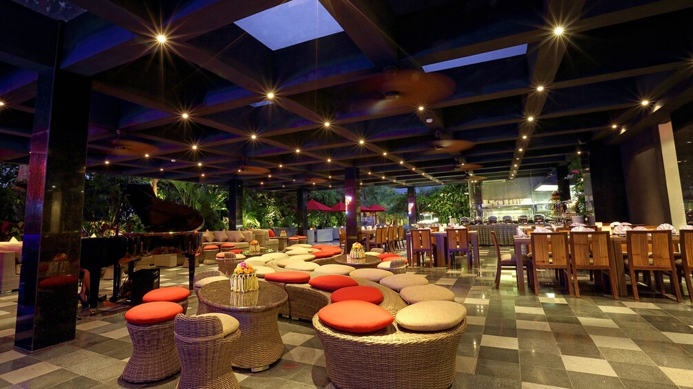 正在顯示第 2 張相片,共 5 張。 Lounge inside Yanies restaurant in Bali