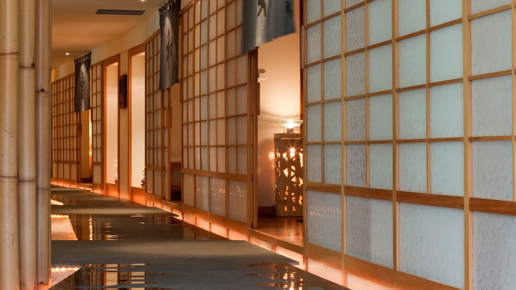 正在顯示第 3 張相片,共 5 張。 Japanese style hall with shoji screen doors at Shinto Spa in Bali