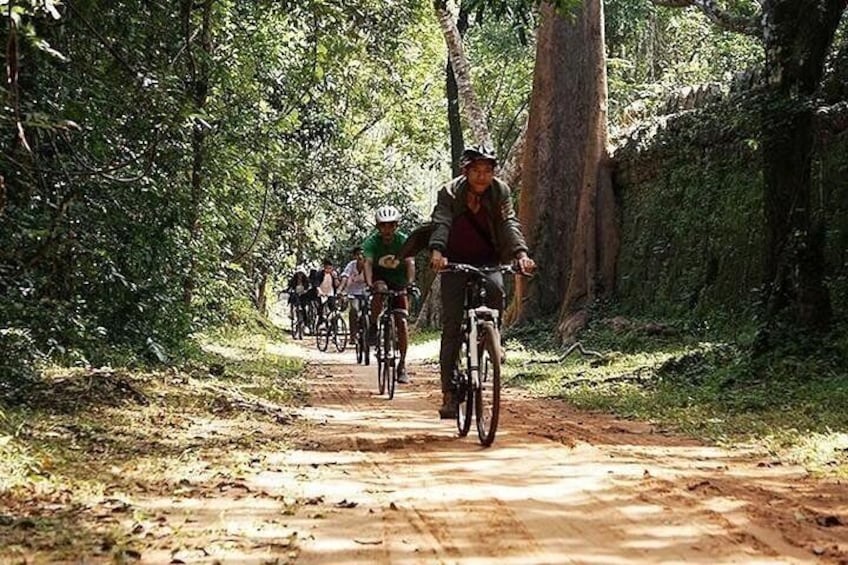 Angkor Wat & Bayon: the Smiling Temple Bike Tour