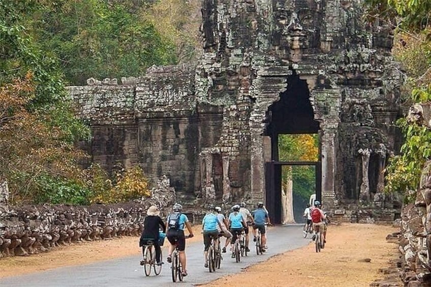 Angkor Wat & Bayon: the Smiling Temple Bike Tour