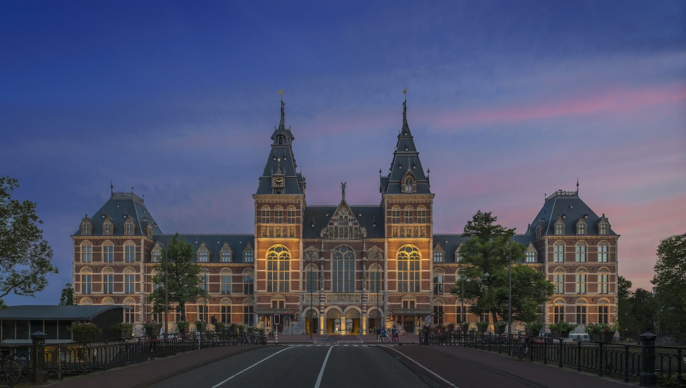 Skip - the - line Rijksmuseum & City Canal Cruise