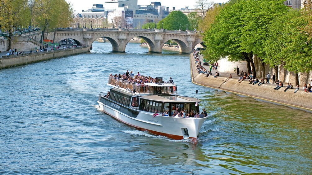 Seine's. Прогулка на кораблике в Париже. Морская прогулка в Париже. Париж прогулка сена. Прогулка на кораблике по Парижской канализации.