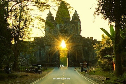 Siem Reap Angkor Airport Pick Up and 1 Day Angkor Wat Guided Tour