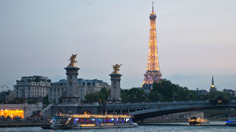Åpne bilde 1 av 10. Dinner boat with the Eiffel tower at sunset.