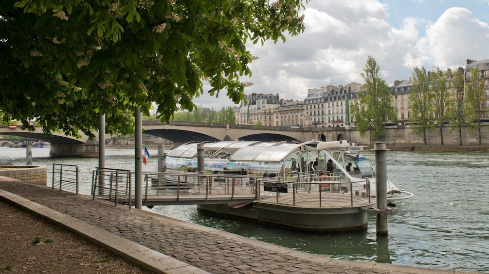 sightseeing boat in paris