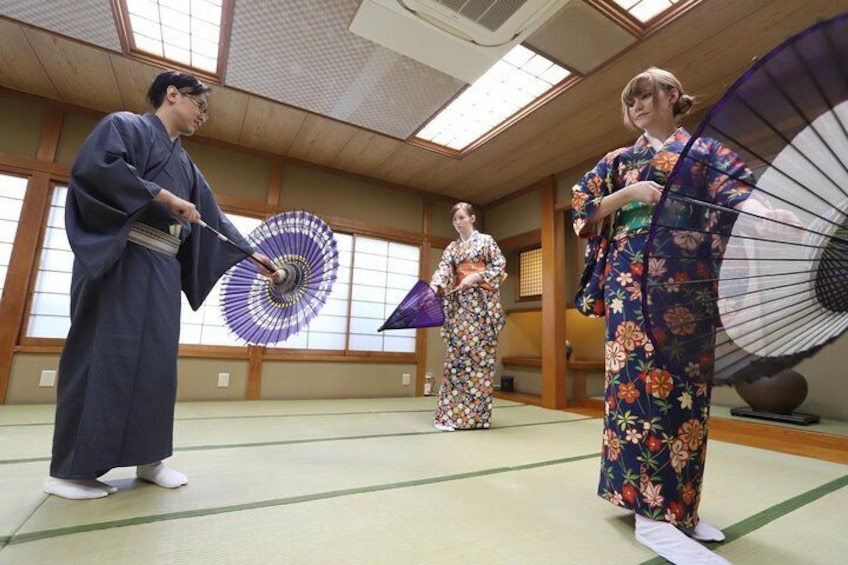 Learn how to use Japanese umbrellas