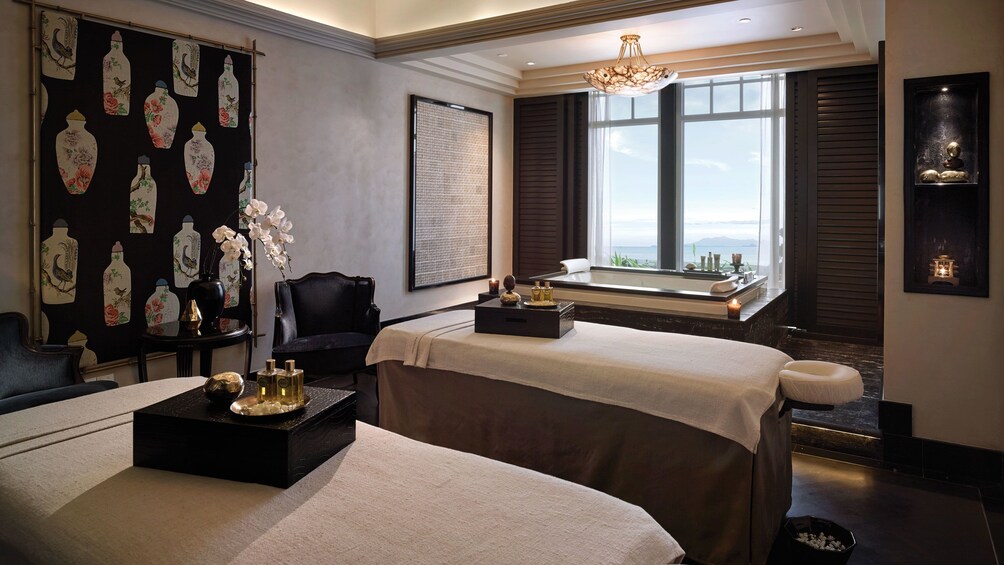 正在顯示第 4 張相片,共 5 張。 View of two spa beds at the Pañpuri Organic Spa Penang in Penang