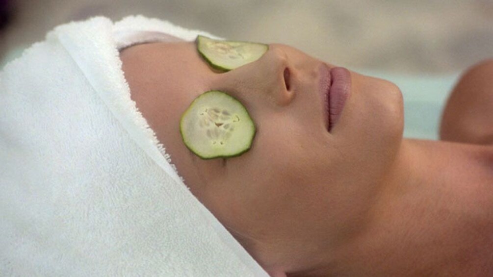 正在顯示第 3 張相片,共 5 張。 Woman getting a facial at the Pañpuri Organic Spa Penang