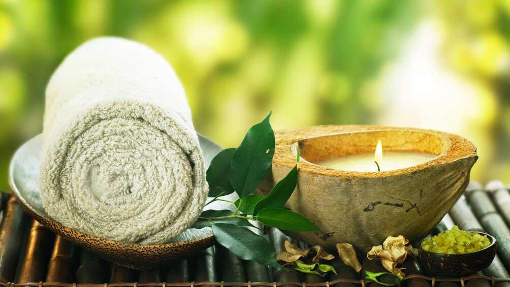 正在顯示第 1 張相片,共 6 張。 Towel and candle for the Pañpuri Thai Organic Massages at the Pañpuri Organic Spa Penang