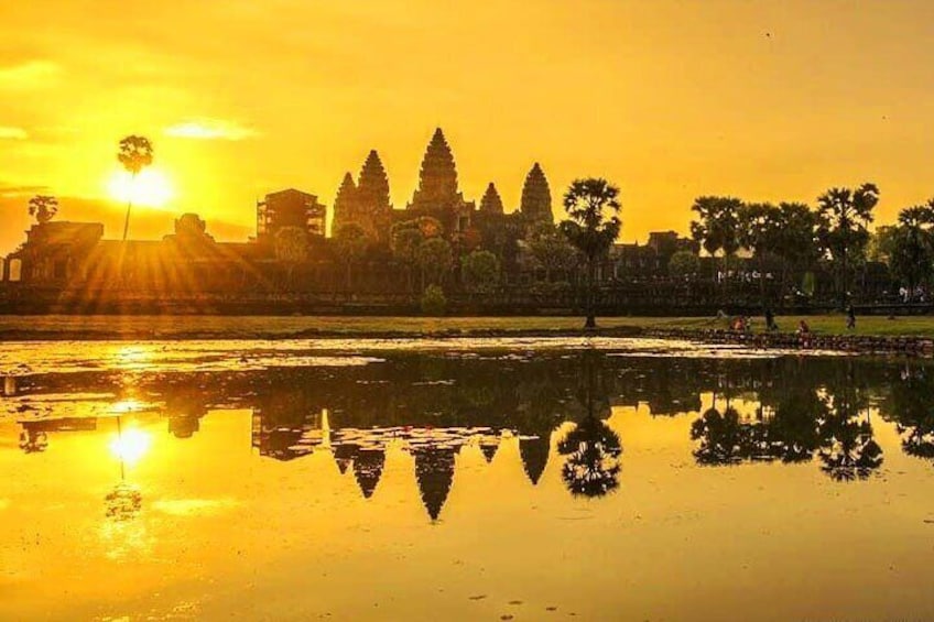 Small-Group Explore Angkor Wat Sunrise Tour with Guide from Siem Reap