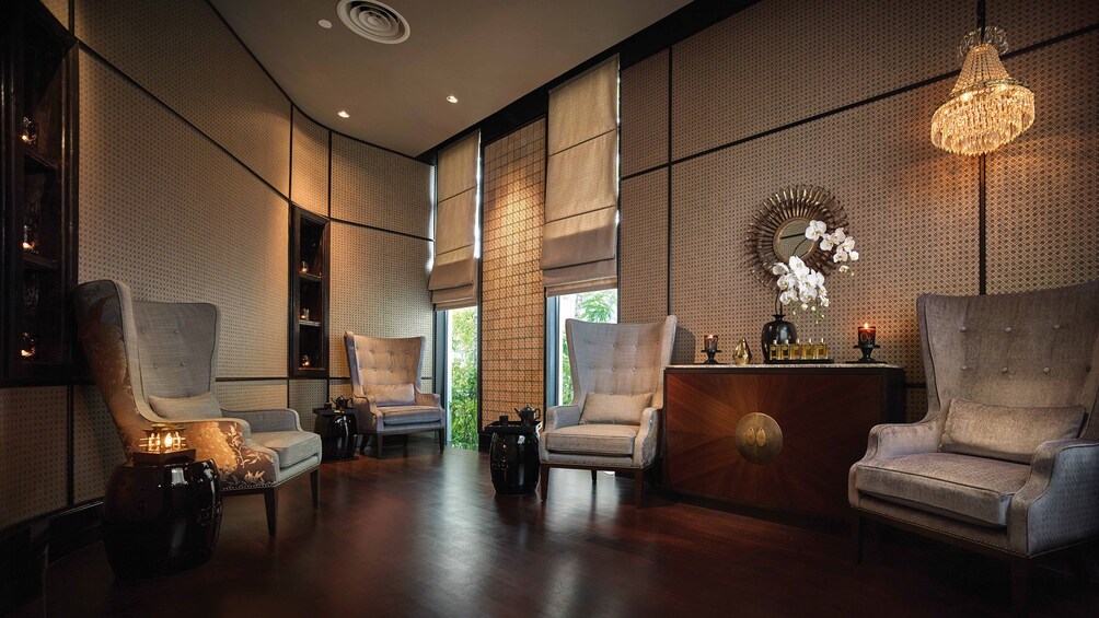 正在顯示第 3 張相片,共 5 張。 Lounge chairs and room at the Pañpuri Organic Spa Penang