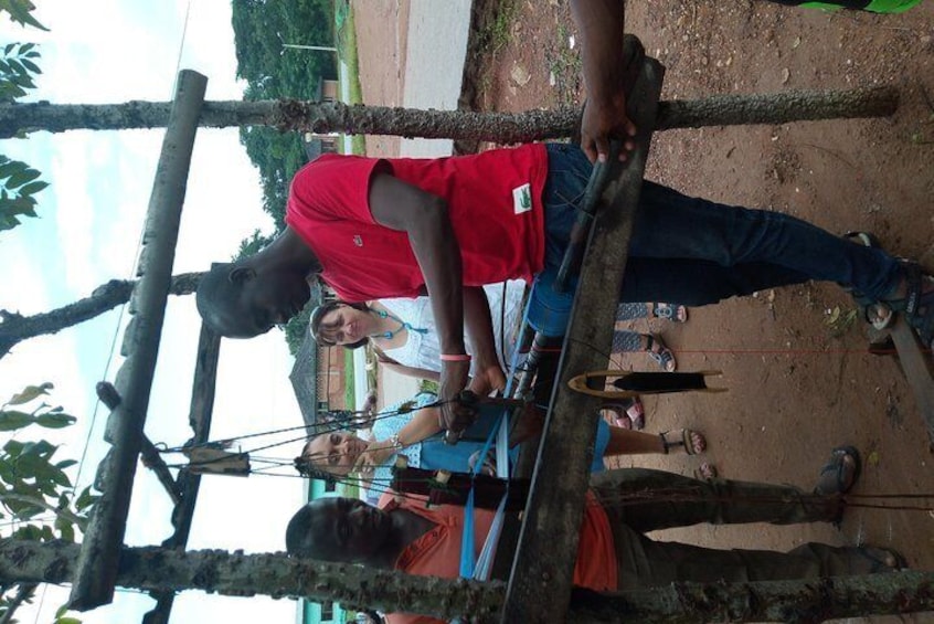 Dans le village artisanal de bomizambo avec touristes 