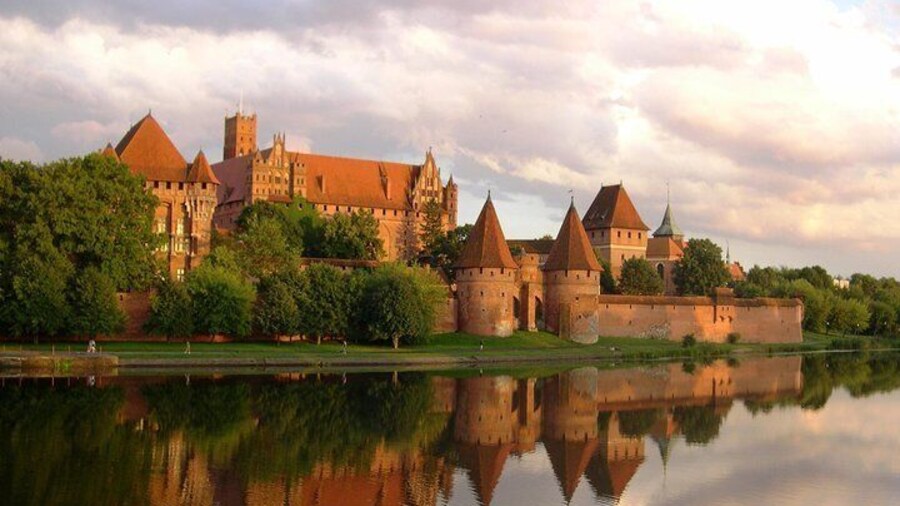 Full-Day Private Guided Tour to Stutthof Concentration Camp and Malbork Castle