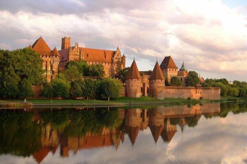 Full-Day Private Guided Tour to Stutthof Concentration Camp and Malbork Castle
