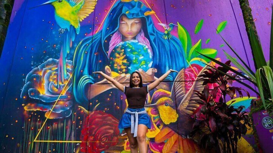 Medellín: Comuna 13 Graffitour With Snacks Included