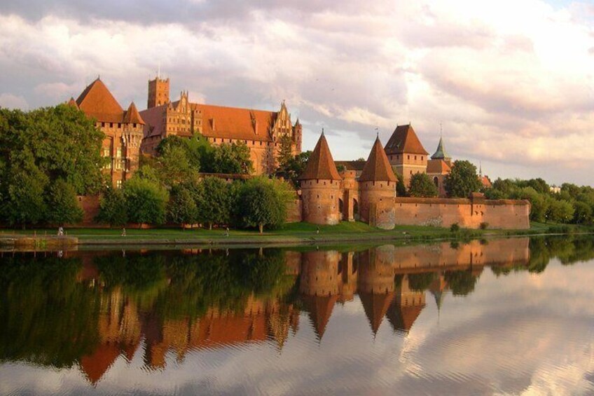 Private Shore Excursion: Walking Tour of Gdansk + Amber Museum + Malbork Castle