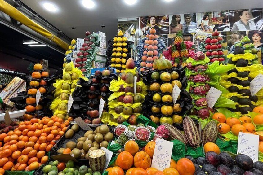 Taste fruits at Mercadão