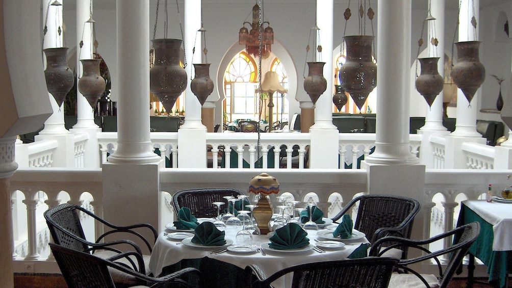Charger l’élément 4 sur 5. Classic interior of Rick's Cafe in Casablanca