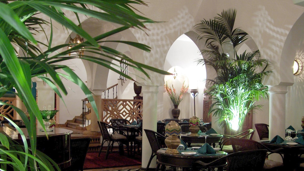 Charger l’élément 3 sur 5. Interior of Rick's Cafe in Casablanca, Morocco