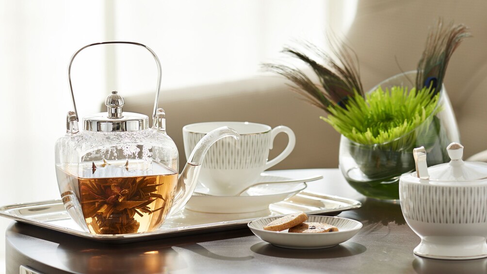 Apri foto 1 di 5. tea pot and china on coffee table