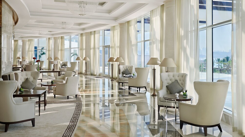 Apri foto 5 di 5. Interior of lounge area with all white furnishings