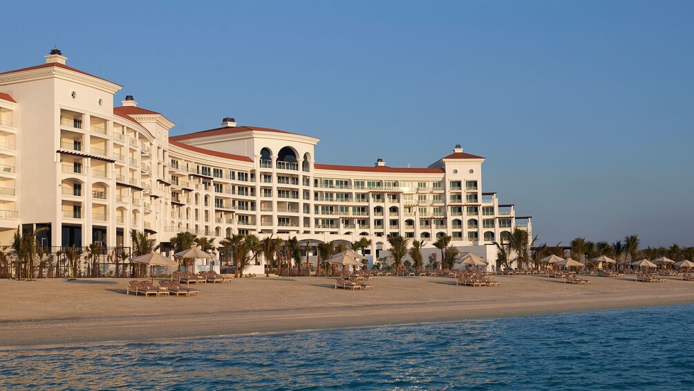Apri foto 2 di 5. exterior of hotel from the beach