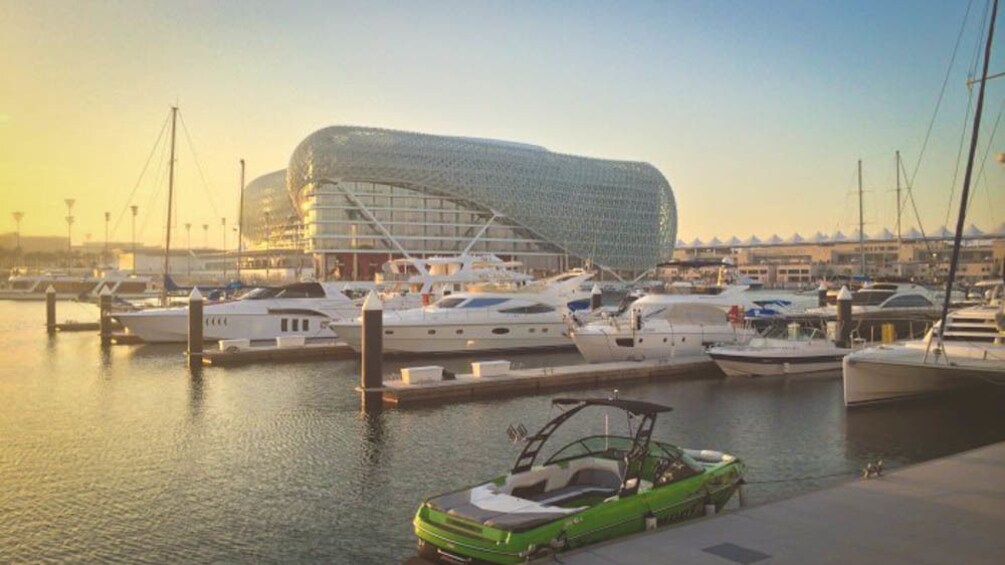 Foto 1 von 8 laden Several small motorboats at Yas Marina at sunset.