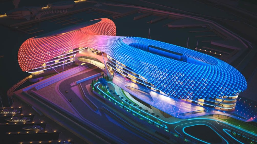 Foto 3 von 8 laden Aerial shot of Yas Marina illuminated at night.