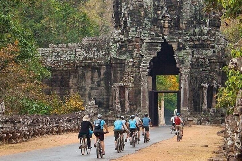 Angkor Wat & Bayon: the Smiling Temple Bike Tour - Free Hotel Pick up